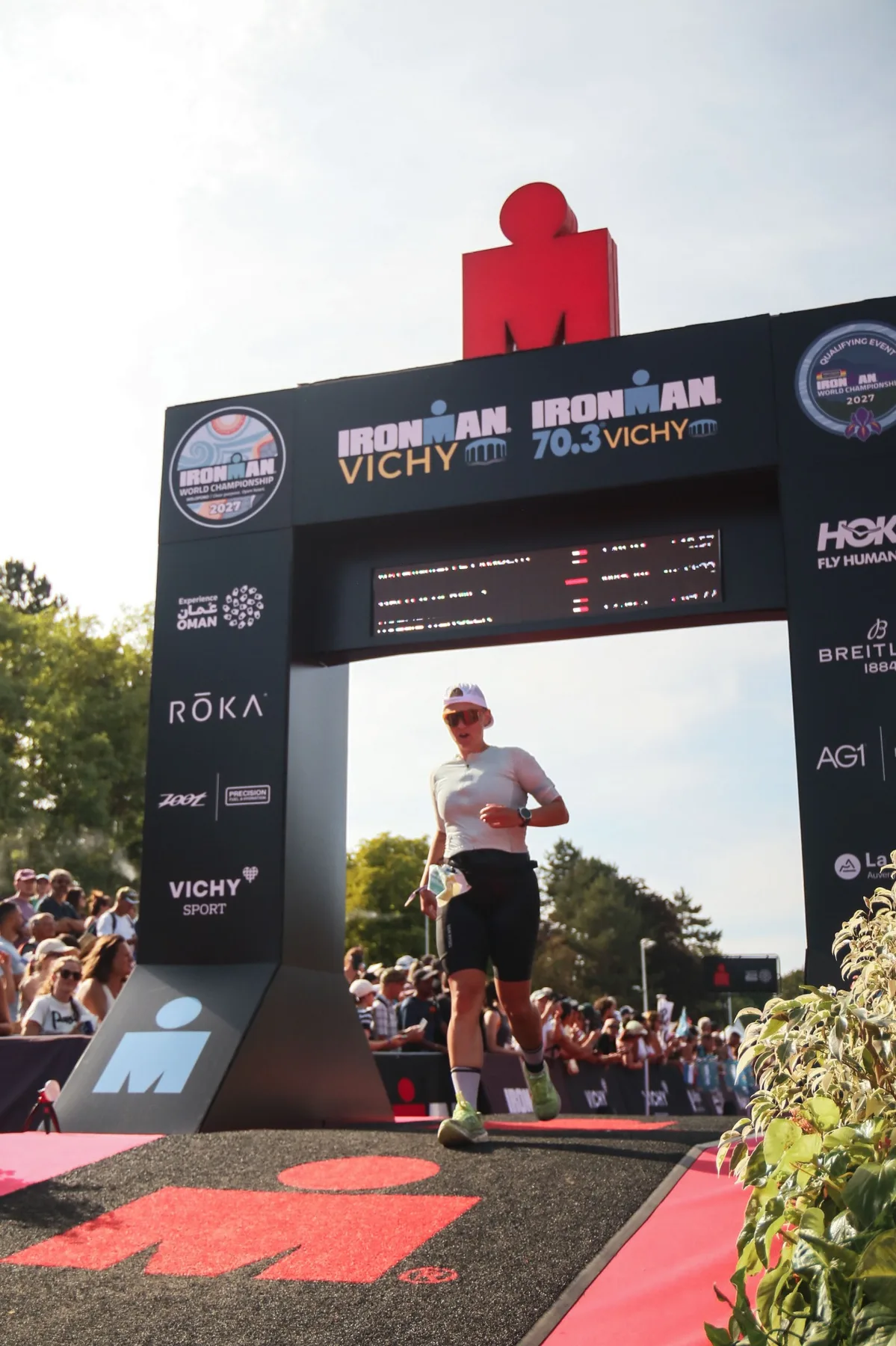 Nathanaëlle franchissant la ligne d’arrivée de l’Ironman 70.3 de Vichy