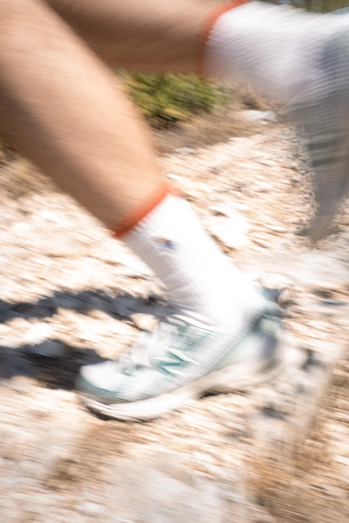 Détail en mouvement des chaussures de course de Roman Kennel